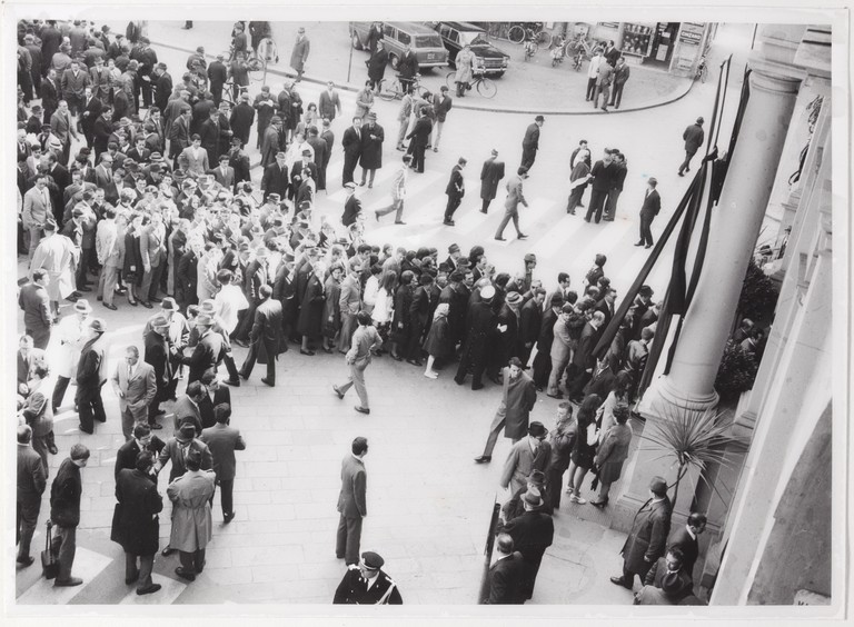 Gattatico-Reggio Emilia, 27-30 marzo 1970, Funerali di Alcide Cervi, coda di persone in attesa di entrare nella camera ardente ad omaggiare la salma di Papà Cervi